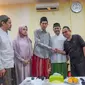 Pegiat medsos Eko Kuntadhi meminta maaf di Ponpes Lirboyo atas unggahannya yang menghina Ning Imaz dan dianggap menghina tafsir Al-Qur'an. (Foto: Istimewa)