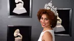 Joy Villa menyita perhatian di karpet merah Grammy Awards 2018 di New York City, Minggu (28/1). Penyanyi pendukung Donald Trump itu tampil mengejutkan dalam balutan gaun putih koleksi desainer gaun pengantin Pronovias. (Jamie McCarthy/Getty Images/AFP)