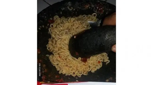 6 Potret Mi Instan Akhir Bulan Ini Nyeleneh Banget, Makanan Anak Kos