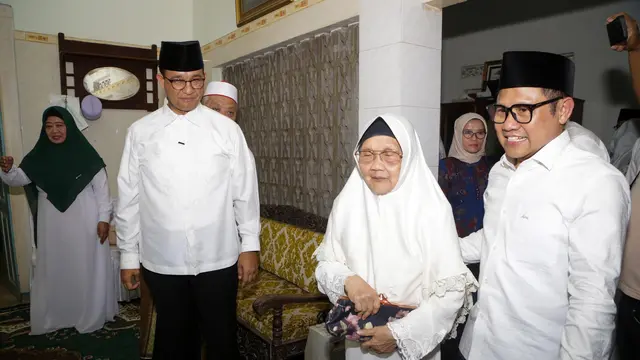 Pasangan Bacapres Anies Baswedan dan Bacawapres Muhaimin Iskandar (Cak Imin) bertemu Nyai Muhassonah Hasbullah, ibunda dari Cak Imin saat berkunjung di kompleks Pondok Pesantren (Ponpes) Mamba'ul Ma'arif Denanyar, Jombang, Jawa Timur, Jumat (29/9/2023).
