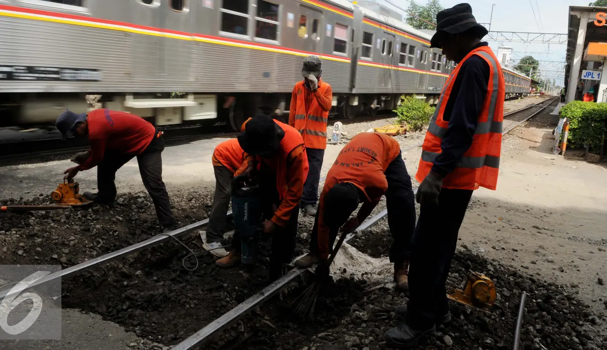 Pekerja menyelesaikan proses penggantian bantalan rel kereta api di kawasan Stasiun Karet, Jakarta, Rabu (28/12). Perawatan tersebut dilakukan untuk memperbaiki keseimbangan tinggi dan rendah rel kereta. (Liputan6.com/Gempur M. Surya)