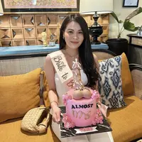 Tampilnya dilengkapi dengan mengenakan perhiasan dari kalung, anting-anting, hingga gelang. [@chengiovanis]