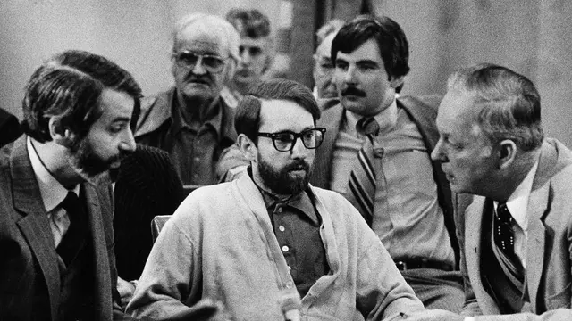 Pengacara H.J. Bressler (kiri) menasihati James Ruppert (tengah) dengan pengacara Hugh Holbrook (kanan) di Butler County Common Pleas Court di Hamilton, Ohio, pada 18 Maret 1980.
