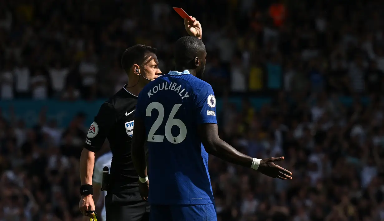 Derita Chelsea semakin parah usai Kalidou Koulibaly diganjar kartu kuning kedua yang berujung kartu merah pada menit ke-84 atas aksinya menghentikan laju Joe Gelhardt yang tengah melakukan manuver serangan balik. (AFP/Paul Ellis)