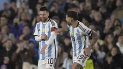 Pemain Timnas Argentina, Nicolas Otamendi (kanan), memberikan ban kapten kepada Lionel Messi saat pertandingan Kualifikasi Piala Dunia 2026 zona CONMEBOL melawan Paraguay di Stadion Mas Monumental, Jumat (13/10/2023) pagi WIB. (AFP/Juan Mabromata)