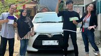 Febbry Setiawan bersama keluarga dan mobil Toyota Agya dari Flash Sale Rp1 Shopee. (Instagram/febbryst)