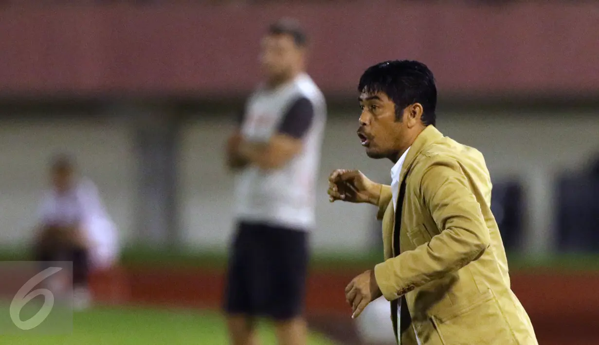 Pelatih Semen Padang, Nil Maizar memberi arahan pada timnya saat laga 8 besar Piala Presiden 2017 melawan Bhayangkara FC di Stadion Manahan, Solo, Minggu (26/2). Semen Padang unggul 1-0. (Liputan6.com/Helmi Fithriansyah)