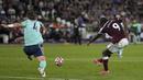 Michail Antonio tercatat telah mencetak empat gol dan tiga assist untuk West Ham United hingga pekan ketiga ini. Ia berhasil mencetak sejarah mengikuti jejak Thierry Henry dan Didier Drogba. (Foto: AP/Alastair Grant)