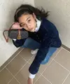 Sebagai model, Jung Ho Yeon terbiasa dengan memadukan beragam outfit. Untuk OOTD dengan warna navy, Jung Ho Yeon memadukan suede blazer berwarna navy dengan kemeja putih dan mini sling bag dari Celine.(instagram/hoooooyeony)