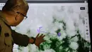 Balai Besar KSDA Riau bersama para pihak terkait akan melakukan pemantauan dan pengolahan data GPS Collar tersebut. Foto yang diambil pada 7 November 2025 menunjukkan Supartono, Kepala Pusat Konservasi Sumber Daya Alam Riau (BBKSDA Riau), menunjuk ke layar monitor yang menampilkan jalur pergerakan seekor gajah betina liar Sumatra yang dilengkapi dengan kalung GPS di kantornya di Pekanbaru, Riau. (Wahyudi/AFP)