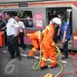 Proses evakuasi Kereta Rel Listrik (KRL) yang mengalami kecelakaan di Stasiun Juanda, Jakarta, Rabu (23/9/2015). KRL nomor 1156 rute Kota - Bogor menabrak KRL 1154 tujuan sama saat tengah stand by di Stasiun Juanda.(Liputan6.com/Faizal Fanani)