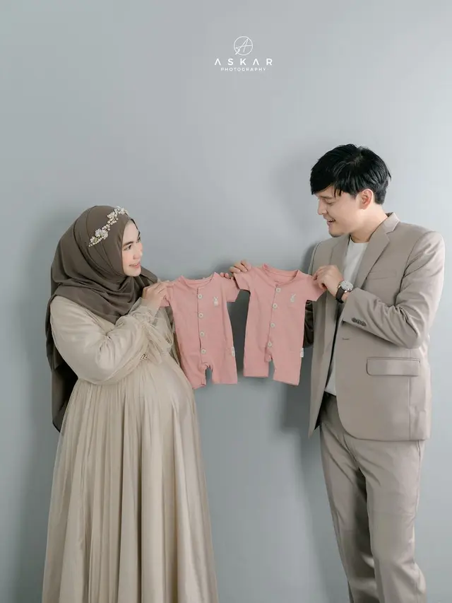 8 Gaya Maternity Shoot Anisa Rahma dan Anandito, Tampil Menawan