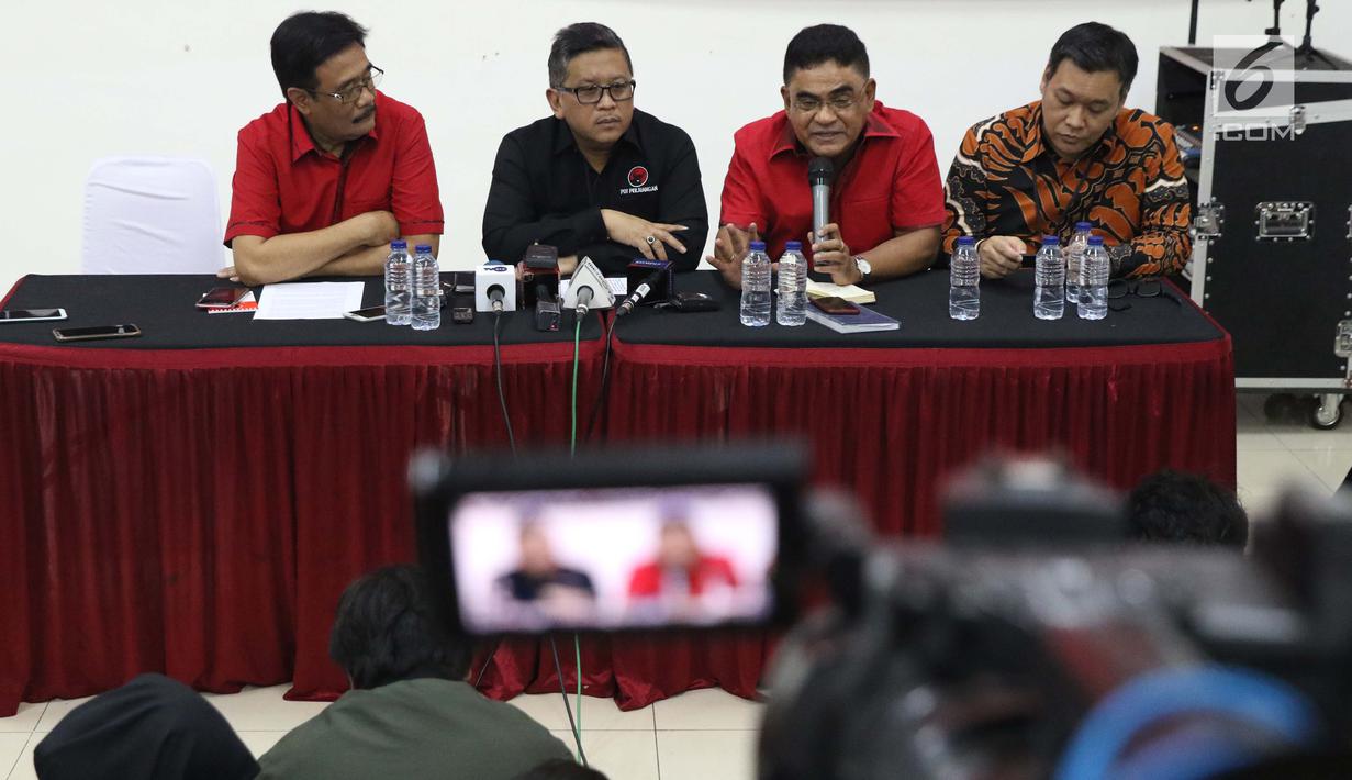 Ketua DPP PDIP, Andreas Pareira (ketiga kiri) memberi keterangan terkait Kongres V PDI Perjuangan tahun 2019 di Jakarta, Kamis (1/8/2019). Kongres dilaksanakan di Bali pada 8 Agustus 2019 dan mengambil tema Solid Bergerak Untuk Indonesia Raya. (Liputan6.com/Helmi Fithriansyah)