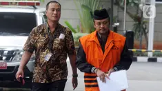 Pejabat Pembuat Komitmen di Satuan Kerja Pelaksanaan Jalan Nasional XII Balikpapan, Andi Tejo Sukmono tiba untuk pemeriksaan di Gedung KPK, Jakarta, Rabu (4/12/2019). Andi diperiksa sebagai tersangka suap pengadaan proyek jalan di Provinsi Kalimantan Timur tahun 2018-2019. (merdeka.com/Dwi Narwoko)