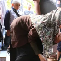 Suasana haru warnai pemakaman pelawak Cahyono. Grup lawak yang membangun grup Jayakarta bersama almarhum Jojon. Usai salat Azhar, almarhum diberangkatkan ke peristirahatan terakhirnya di tempat pemakaman umum. (Adrian Putra/Bintang.com)