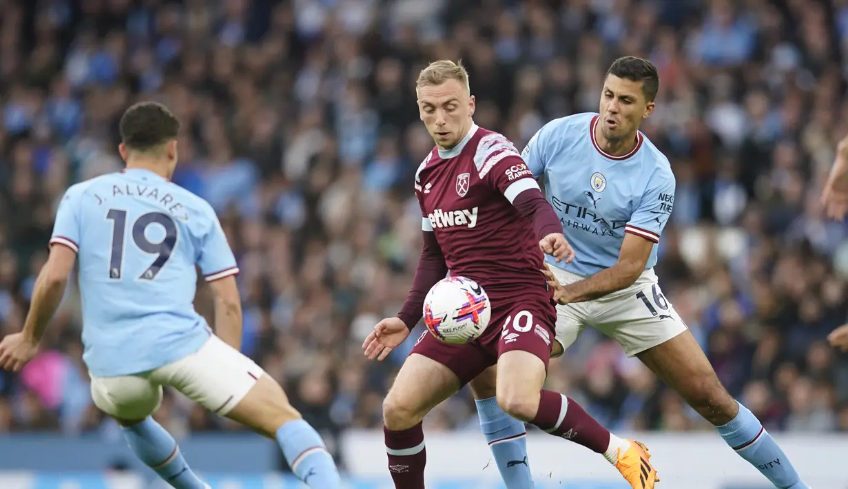Pasukan Pep Guardiola berjaya berkat gol Nathan Ake ('50), Erling Haaland ('70), dan Phil Foden ('85). (AP Photo/Dave Thompson)