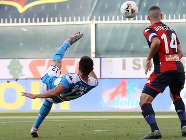 Gelandang Napoli, Elif Elmas melakukan tendangan salto saat bertandang ke markas Genoa pada pekan ke-31 Serie A Liga Italia musim 2019/2020 di Stadion Luigi Ferraris, Rabu (8/7/2020). Napoli unggul tipis 2-1 atas Genoa. (Tano Pecoraro / LaPresse via AP)