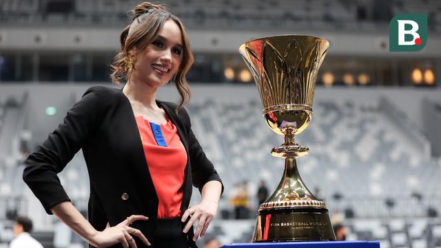 Foto: Melihat Lebih Detail Trofi Piala Dunia Basket 2023 Ditemani Cinta Laura