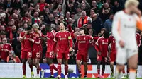 Gelandang Liverpool asal Belanda bernomor punggung 38, Ryan Gravenberch (kiri), merayakan gol ketiga timnya bersama rekan-rekan setimnya selama pertandingan leg kedua babak 16 besar Liga Champions UEFA antara Liverpool dan Galatasaray di Anfield, Liverpool, Inggris barat laut pada 19 Maret 2026. (Paul ELLIS /AFP)