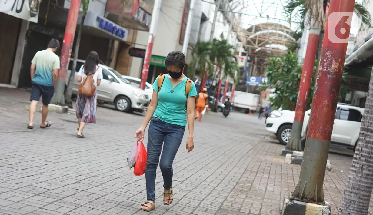 Suasana pertokoan yang tutup di kawasan Pasar Baru, Jakarta Pusat, Senin (4/5/2020). Adanya program PSBB menyebabkan hampir seluruh pertokoan di salah satu pusat tekstil Ibukota tersebut berhenti beroperasi dan lebih sepi dibanding hari biasa. (Liputan6.com/Immanuel Antonius)