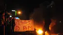 Aksi unjuk rasa yang diwarnai pembakaran ban bekas serta blokade jalan di Jalan Cikini Raya, Jakarta, Senin (17/11/2014). (Liputan6.com/Herman Zakharia)