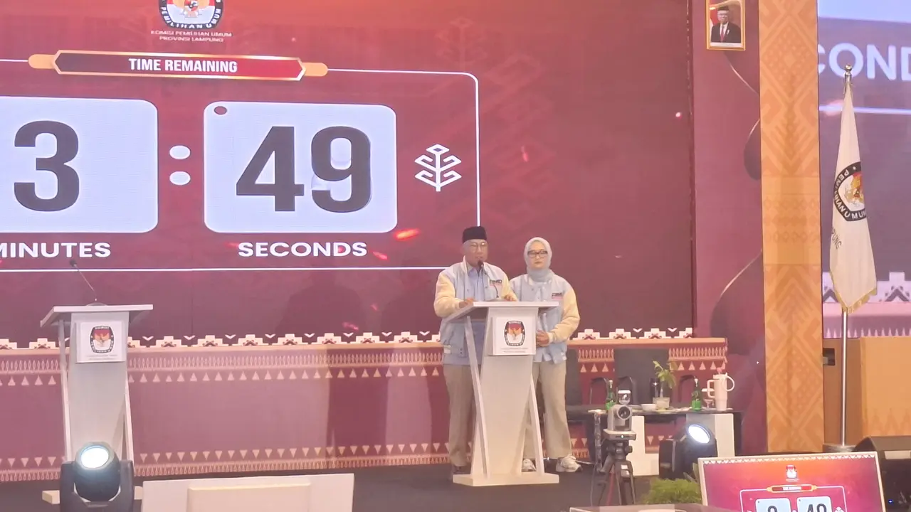 Pasangan calon Gubernur dan wakil Gubernur Lampung,  Rahmat Mirzani Djausal-Jihan Nurlela saat debat perdana Pilkada Lampung 2024. Foto : (Istimewa).