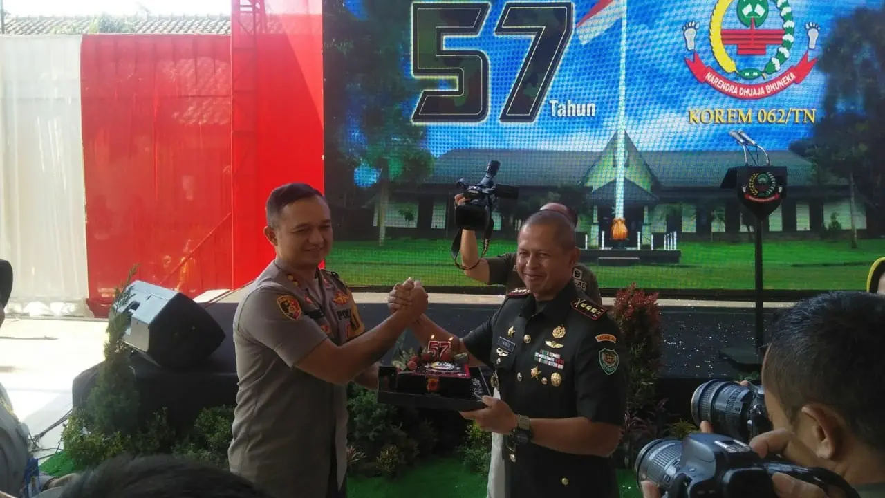 Kapolres Garut AKBP Dede Yudi Ferdiansah memberikan bingkisan kecil kue tart kepada Danrem 062 Tarumanagara Kolonel Parwito dalam perayaan HUT ke 57 Korem Tarumanagara di Garut, Jawa Barat