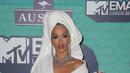 Penyanyi Rita Ora menghadiri MTV Europe Music Awards (MTV EMA) 2017 di The SSE Arena, London, Minggu (12/11). Penampilan mantan Calvin Harris itu terlihat seperti orang yang baru keluar dari kamar mandi setelah keramas dan mandi. (Daniel LEAL-OLIVAS/AFP)