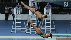 Atlet Loncat Indah Indonesia Andriyan (kiri), Della Dinarsari Harimurti saat berlaga dalam final loncat indah Sea Games 2017, Aquatics Centre, Bukit Jalil, Malaysia, (28/8). Indonesia kalah dengan poin 231.18. (Liputan6.com/Faizal Fanani)