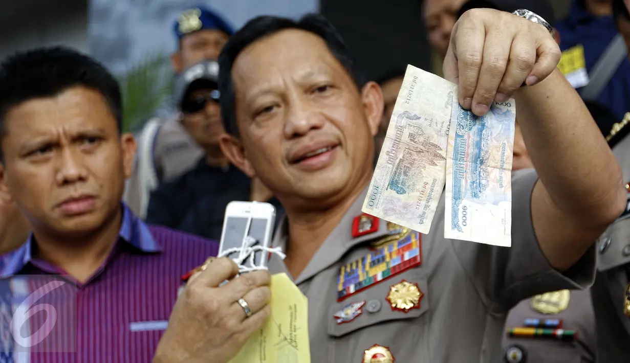 Kapolda Metro Jaya, Irjen Tito Karnavian menunjukan barang bukti kasus pembunuhan WNA Jepang, Jakarta, Jumat (11/9/2015). Tersangka Mursalim ditangkap dalam pelariannya seusai membunuh WN Jepang Nishimura. (Liputan6.com/Yoppy Renato)