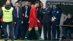 Pemain depan Portugal, Cristiano Ronaldo meninggalkan lapangan setelah pertandingan melawan Belanda pada laga persahabatan di Stadion Stade de Geneve, Jenewa, Swiss, Senin (26/3). Belanda bantai Portugal 3-0. (Salvatore Di Nolfi/Keystone via AP)