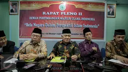 (ki-ka) Prof. Dr. Mawan Abdurrahman, Prof. Dr. KH. Didin Hafiduddin, Ketua MUI Din Syamsuddin, Prof. Dr. H. Nazaruddin Umar, Dr. H. Noor Achmad beri keterangan pers Rapat Pleno II Dewan Pertimbangan MUI di  Jakarta, (25/11). (Liputan6.com/Faizal Fanani)