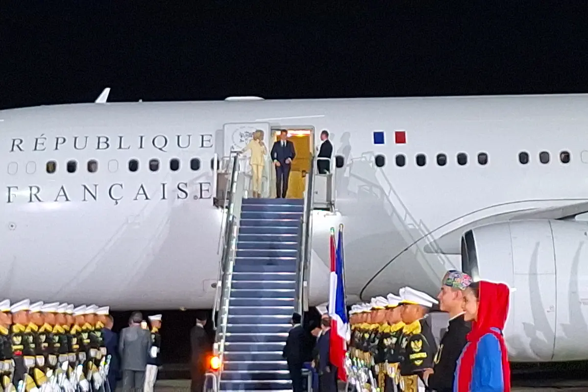 Presiden Prancis Emmanuel Macron didampingi istrinya, Brigitte Macron tiba di Indonesia dalam rangka kunjungan kenegaraan, Selasa (27/5/2025).