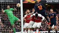 Proses gol Mochtar Diakhaby ke gawang Petr Cech pada leg 1, semifinal Liga Europa yang berlangsung di Stadion Emirates, London, Jumat (3/5). Arsenal menang 3-1 atas Valencia. (AFP/Glyn Kirk)
