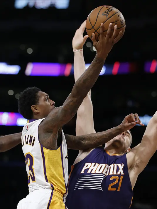 Pemain Los Angeles Lakers,  Lou Williams (kiri), berebut bola dengan pemain Phoenix Suns, Alex Len, dalam laga basket NBA di Staples Center, Los Angeles, Senin (7/11/2016) pagi WIB. (AP Photo/Alex Gallardo)