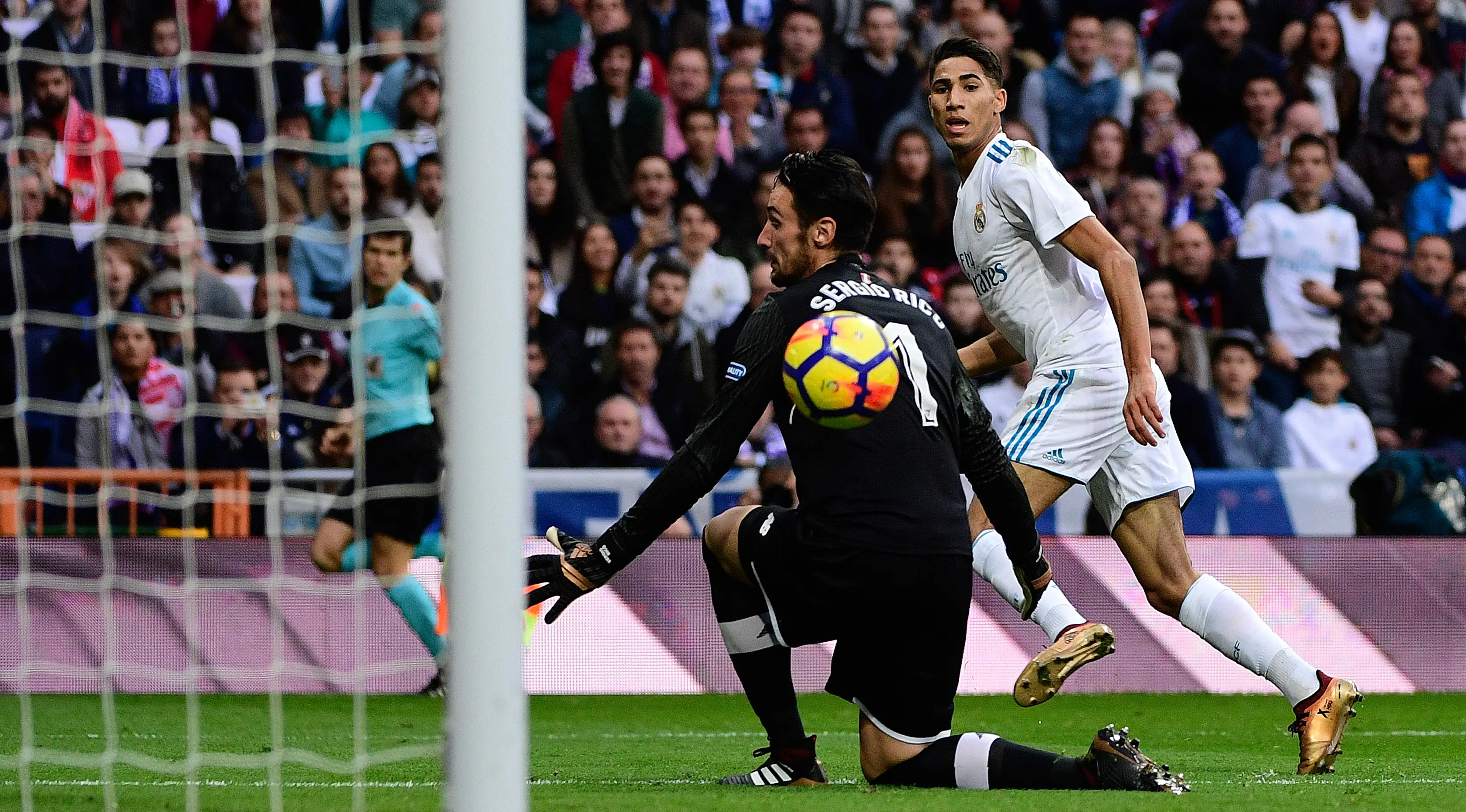 Bek Real Madrid, Achraf Hakimi (belakang) mencetak gol ke gawang Sevilla akhir pekan lalu. (AFP/Pierre-Philippe Marcou)