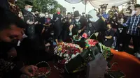 Sejumlah tokoh melakukan tabur bunga pada makam Menpan RB Tjahjo Kumolo saat prosesi pemakaman di Taman Makam Pahlawan Kalibata, Jakarta, Jumat (1/7/2022). Tjahjo Kumolo meninggal dunia di Rumah Sakit Abdi Waluyo Jakarta Pusat sekitar pukul 11.10 WIB. (Liputan6.com/Faizal Fanani)