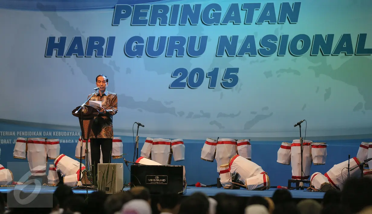 Presiden Joko Widodo (Jokowi) saat memberi kata sambutan dalam Peringatan Hari Guru Nasional 2015, Istora Senayan, Jakarta, Selasa (24/11). Peringatan hari guru tahun ini mengangkat tema 'Guru Mulia Karena Karya'. (Liputan6.com/Faizal Fanani)
