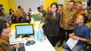 Menteri Keuangan Sri Mulyani Indrawati meninjau kegiatan pelaporan surat pemberitahuan tahunan (SPT) pajak penghasilan (PPh) di kantor pelayanan Pajak, Jakarta, Jumat (29/3). Batas pelaporan SPT untuk badan atau perusahaan adalah per 30 April 2019. (Liputan6.com/Angga Yuniar)