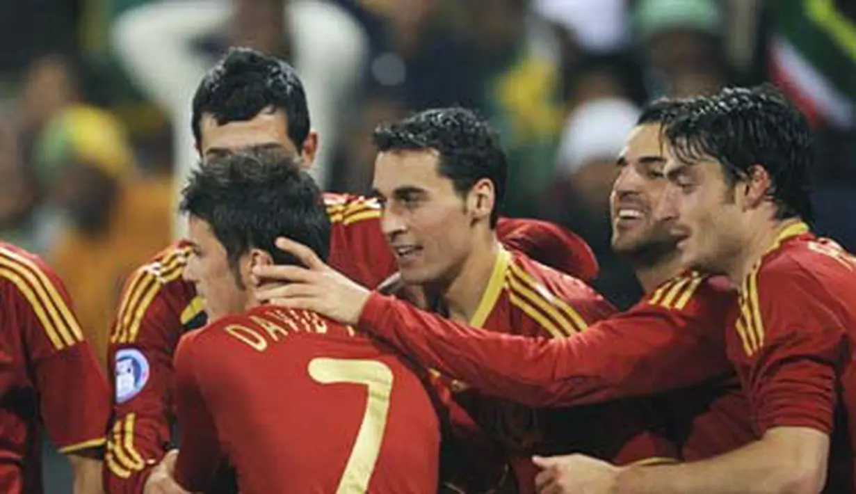 Para pemain Spanyol merayakan gol David Villa (no. 7) yang menjadi gol pertama mereka dalam partai Piala Konfederasi Spanyol vs Afsel pada 20 Juni 2009 di Free State Stadium, Bloemfontein. AFP PHOTO/PIERRE-PHILIPPE MARCOU