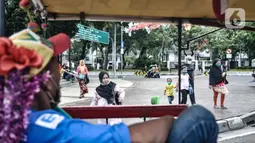 Kusir delman saat menunggu penumpang di depan gerbang masuk Monumen Nasional (Monas), Jakarta, Minggu (15/11/2020). Tutupnya Monas juga berdampak sepinya pendapatan bagi para pedagang souvenir dan jasa delman. (merdeka.com/Iqbal S Nugroho)