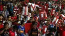 Aksi suporter Indonesia saat Timnas Indonesia U-23 bertanding melawan Kamboja U-23.  (Bola.com/Arief Bagus)