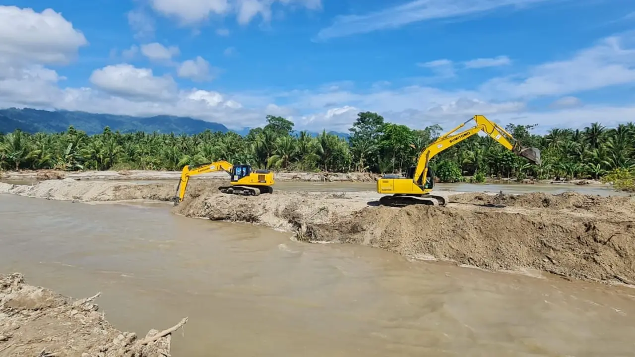Penanganan banjir bandang yang menerjang Desa Torue, Kabupaten Parigi Moutong, Sulawesi Tengah.