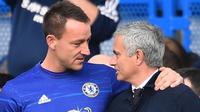 Manajer Manchester United Jose Mourinho (kanan) bersama kapten Chelsea John Terry (kiri) di Stamford Bridge, London, 23 Oktober 2016. (AFP/Glyn Kirk)