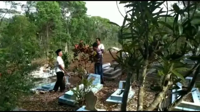 Sejumlah warga tengah menghitung jumlah pembongkaran makam yang dilakukan secara misterius di Tasikmalaya, Jawa Barat