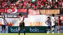 Pemain Persija Jakarta, Alan Aciar berjalan keluar usai menerima kartu merah pada laga Piala Presiden 2015 melawan Bali United di Stadion Kapten I Wayan Dipta, Bali, Minggu (30/8/2015). (Bola.com/Vitalis Yogi Trisna)