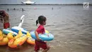 Seorang anak bersiap berenang di Beach Pool Ancol, Jakarta, Selasa (25/12). Pasangnya air laut dan cuaca buruk mengakibatkan pantai Ancol sepi pengunjung saat libur Natal 2018. (Liputan6.com/Faizal Fanani)
