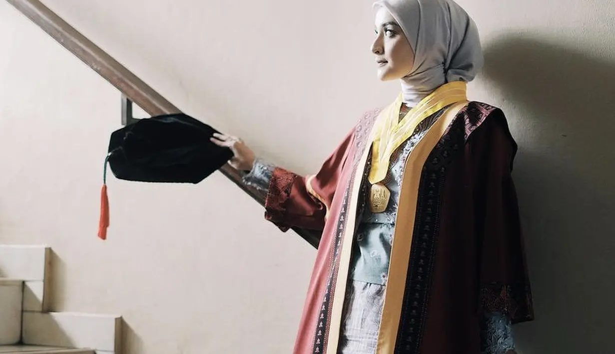 Selebgram dengan pengikut Instagram 1,2M ini semakin memesona dengan toga, medali, dan jubah wisudanya. [Instagram/nabilaishma]