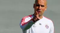  Bayern Munich's coach Pep Guardiola during training prior to UEFA Champions League match against Juventus. REUTERS/Michael Dalder