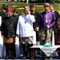 Presiden Joko Widodo (Jokowi) didampingi Ibu Negara, Iriana Joko Widodo dan Gubernur Jawa Barat, Ahmad Heryawan dalam acara Karnaval Kemerdekaan Pesona Parahyangan di halaman Gedung Sate, Kota Bandung,  Sabtu (26/8). (Liputan6.com/Johan Tallo)